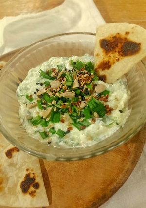 Una foto de Tzaziki (versión argentinisada de salsa de pepino)