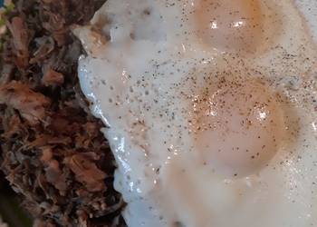 How to Prepare Tasty Poivre Noir Sauce with Pulled Pork and Eggs