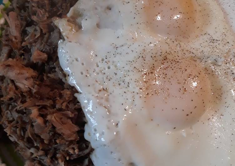 Recipe of Award-winning Poivre Noir Sauce with Pulled Pork and Eggs