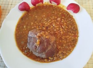 Una foto de Lentejas pardinas con carrillada de cerdo en olla normal o exprés