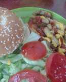 Hamburguesa de res con lechuga y papas