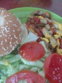 Una foto de Hamburguesa de res con lechuga y papas