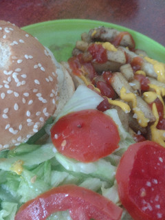 Una foto de Hamburguesa de res con lechuga y papas