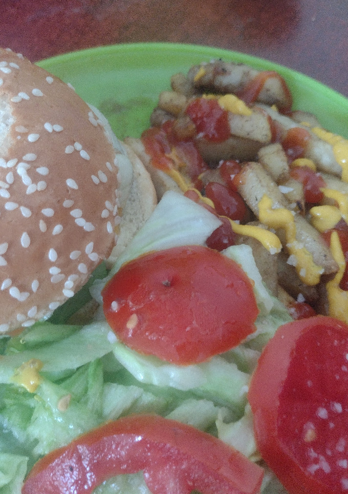 Una foto de Hamburguesa de res con lechuga y papas