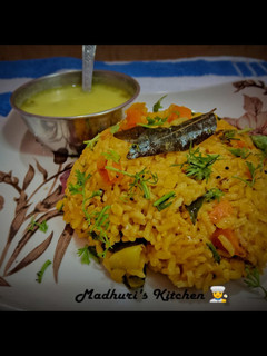 मिक्स डाळीची खिचडी (mix dalchi khichdi recipe in marathi) रेसिपी चे मुख्य फोटो