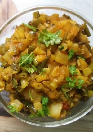A picture of Radish and spring onion curry.