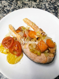 Una foto de Salmón al horno con verduras