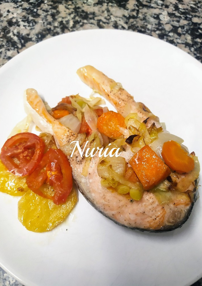 Una foto de Salmón al horno con verduras
