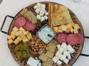 Una foto de queso y crema y salame