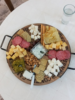 Una foto de Tabla de cuatro quesos para una tarde de vacaciones