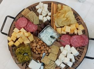 Una foto de Tabla de cuatro quesos para una tarde de vacaciones