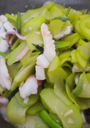 Hình của món Mực mai (mực nang) xào su su.
