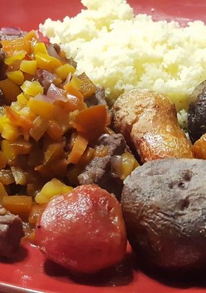 Una foto de Lomo salteado con cuscús y papines andinos