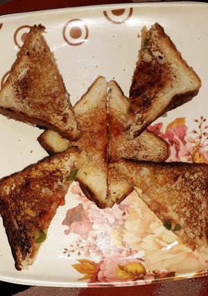 ब्रेड पिज़्ज़ा सैंडविच (bread pizza sandwich recipe in Hindi) रेसिपी मुख्य फोटो