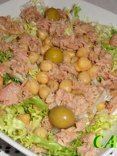 Una foto de Ensalada de garbanzos con atún y escarola