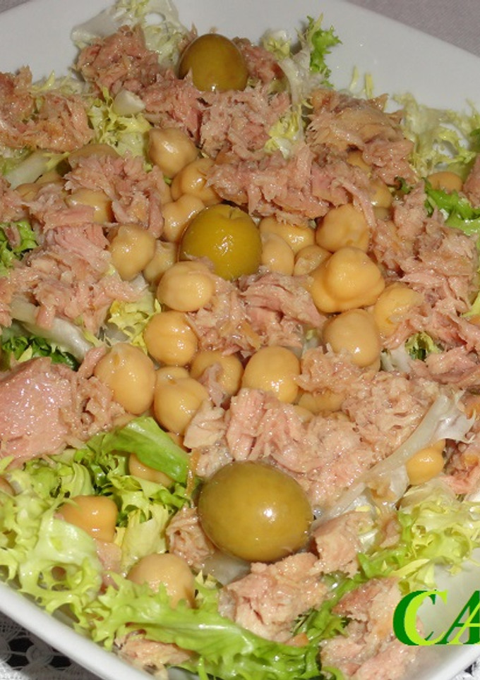 Una foto de Ensalada de garbanzos con atún y escarola