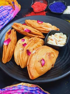 लेयर वाली गुजिया (layer wale gujiya recipe in Hindi) रेसिपी मुख्य फोटो