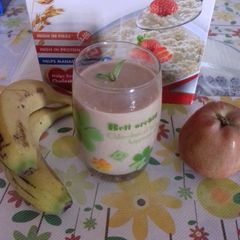 A picture of Oats and fruits smoothie.