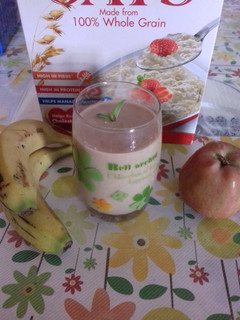 A picture of Oats and fruits smoothie.