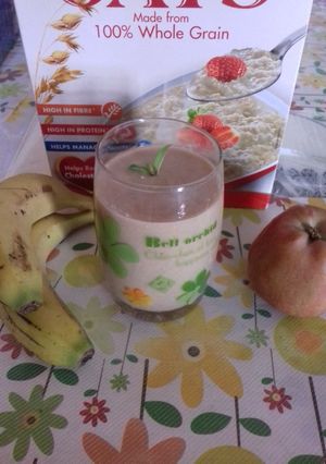 A picture of Oats and fruits smoothie.