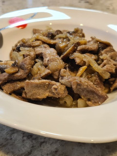 Una foto de Ternera encebollada con champiñones