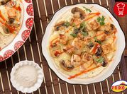 Una foto de pizza de pollo a la crema