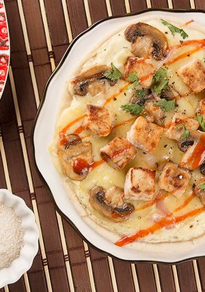 Una foto de Pizza de pollo Friko y champiñones🍕🍗