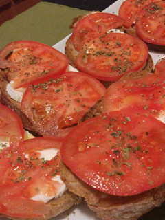 Una foto de Tosta de queso fresco y tomate