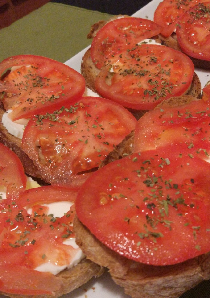 Una foto de Tosta de queso fresco y tomate