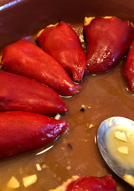 Una foto de Pimientos de piquillo rellenos de brandada de bacalao