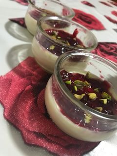 Una foto de Panna cotta con mermelada de frambuesa