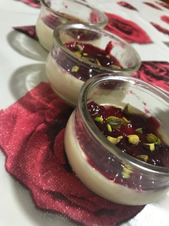 Una foto de Panna cotta con mermelada de frambuesa