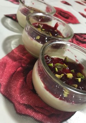 Foto principal de Panna cotta con mermelada de frambuesa