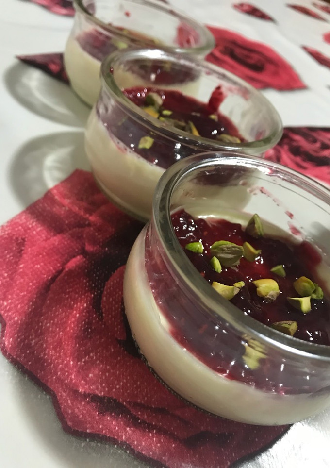 Una foto de Panna cotta con mermelada de frambuesa