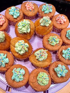 Φωτογραφία της συνταγής Μάφινς καρότου (carrot muffins) με πολύχρωμη κρέμα τυριού