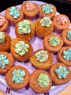 Φωτογραφία της συνταγής Μάφινς καρότου (carrot muffins) με πολύχρωμη κρέμα τυριού