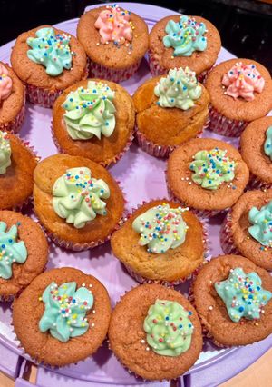 Φωτογραφία της συνταγής Μάφινς καρότου (carrot muffins) με πολύχρωμη κρέμα τυριού