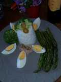 Timbal de arroz con esparrágos, brócoli y huevo