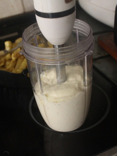 Una foto de Mayonesa de ajo y pepinillos en vinagre