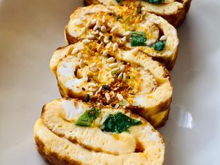 Tamagoyaki in a round pan - Parchment Paper Trick!