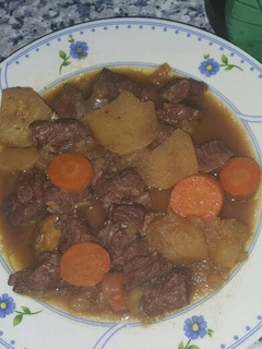 Una foto de Ternera en salsa con patatas