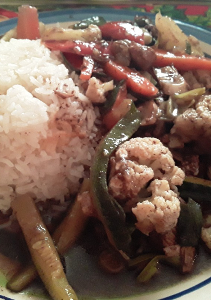 Una foto de Chapsui de pollo con arroz blanco graneado