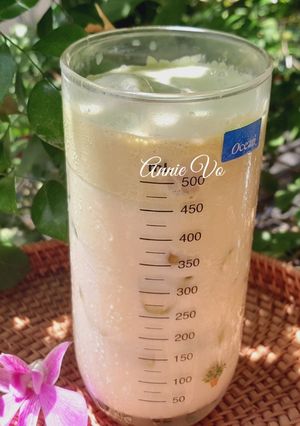 Hình của món Matcha latte trái vải đơn giản.