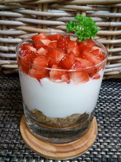 Una foto de Crema de yogur con fresas