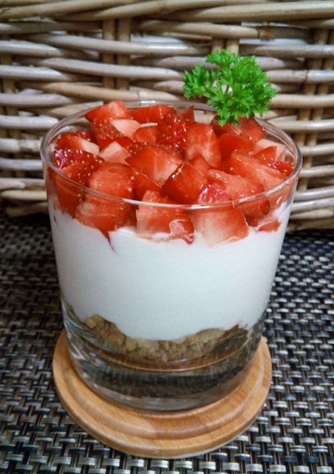 Una foto de Crema de yogur con fresas