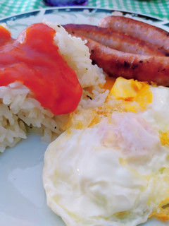 Una foto de Arroz a la cubana con longaniza fresca
