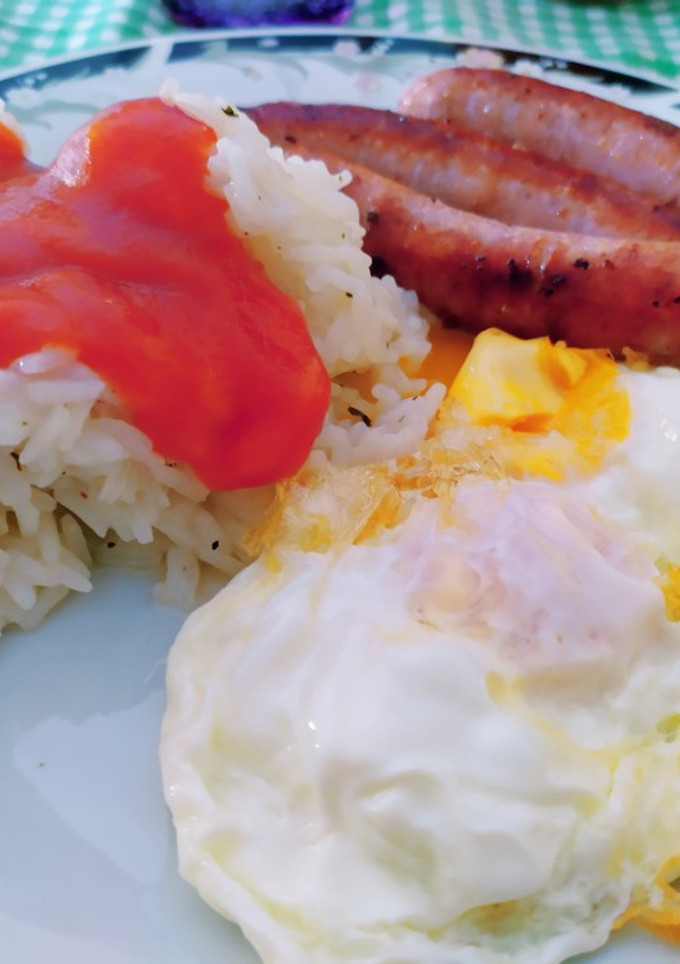Una foto de Arroz a la cubana con longaniza fresca