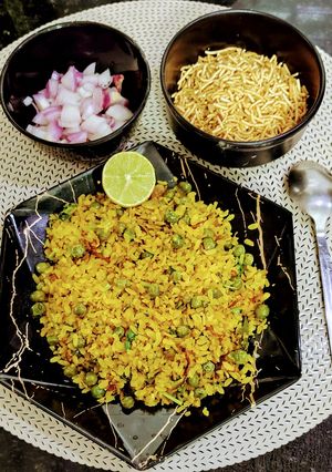 चिली गार्लिक मसाला पोहा रेसिपी मुख्य फोटो