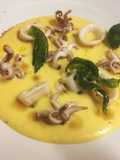 Vellutata di patate e zafferano con calamari saltati