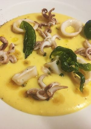 Foto di Vellutata di patate e zafferano con calamari saltati